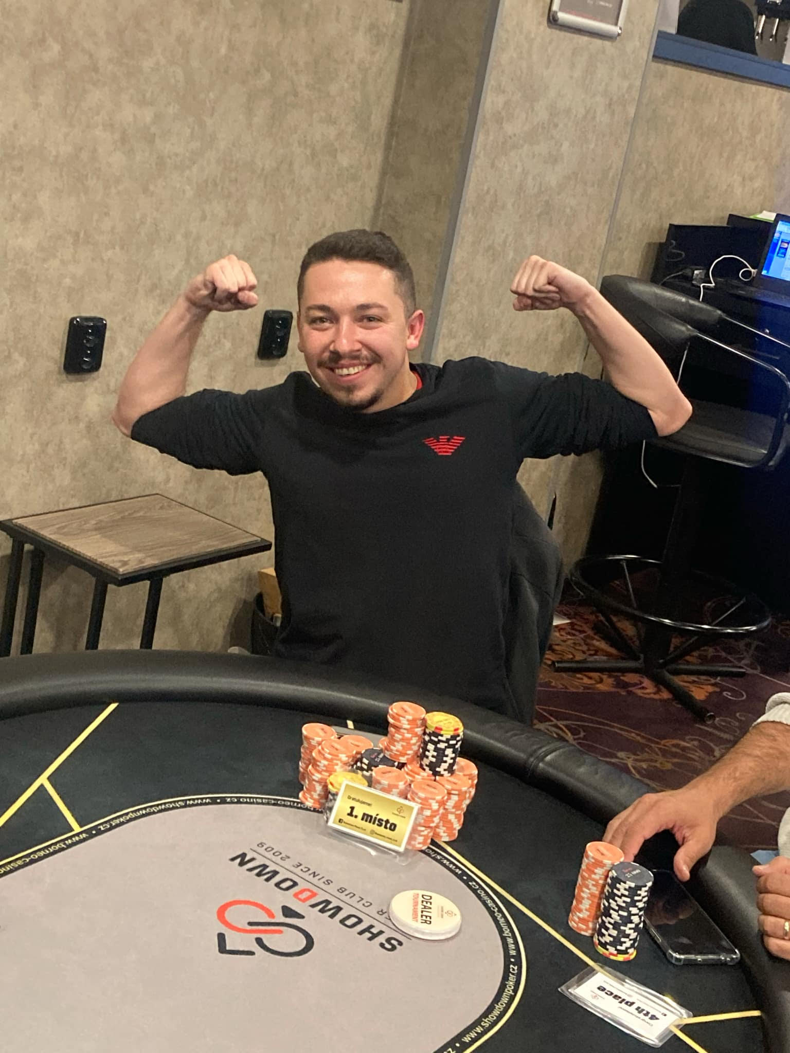 poker table showdown