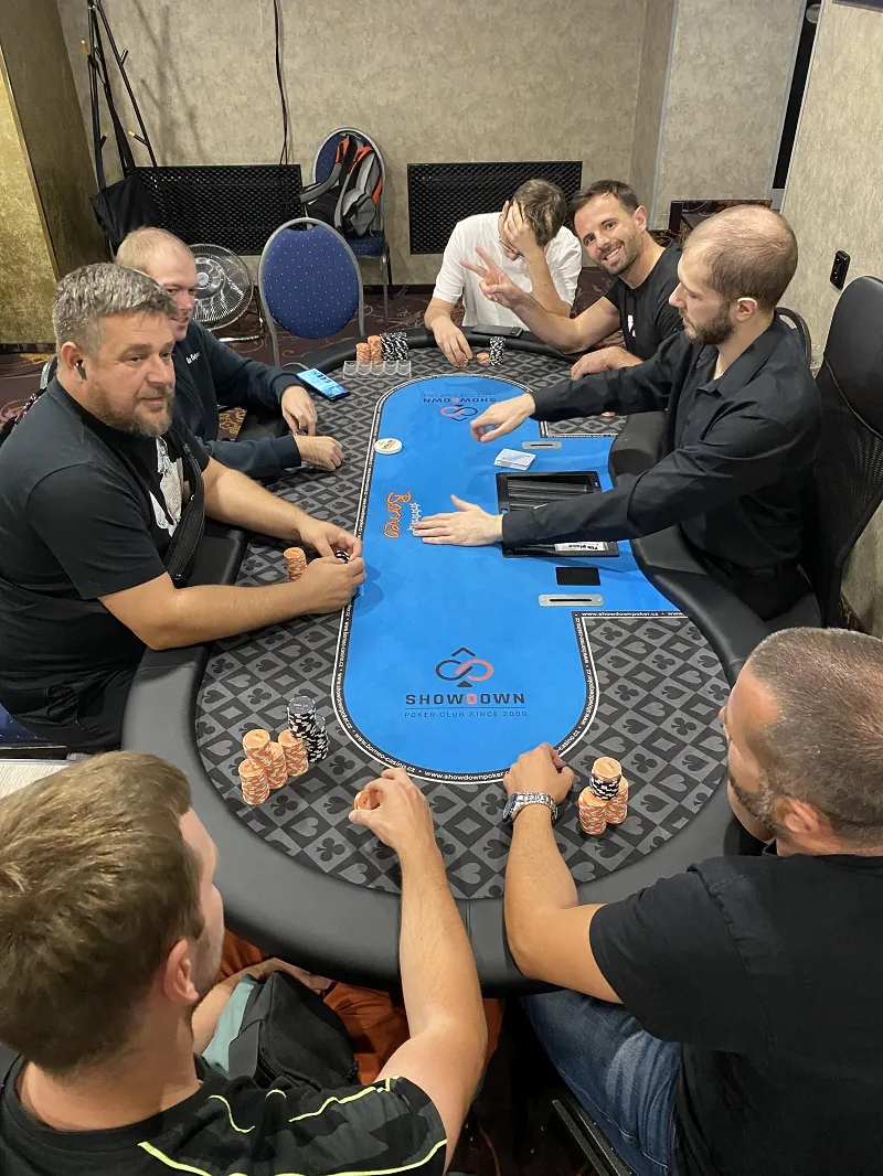 poker table showdown