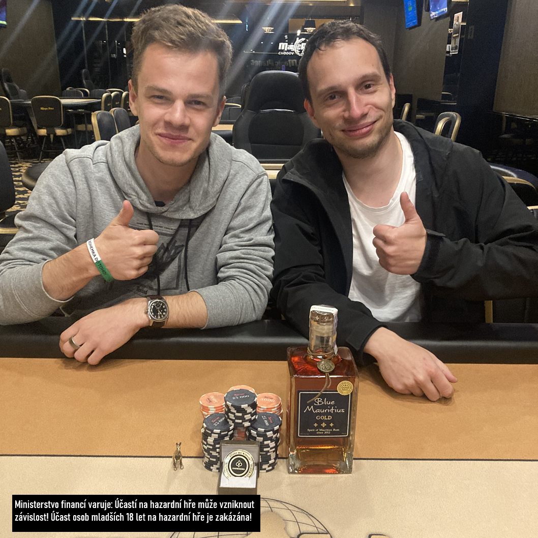 fotografie vojtěcha kol&aacute;ře a Luk&aacute;&scaron;e Vejmelky - v&iacute;tězů poker turnaje showdown spring festival 002
