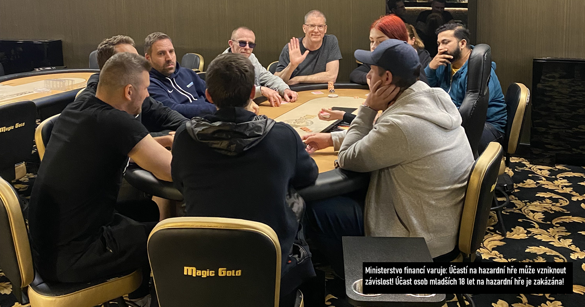 hr&aacute;či u pokerov&eacute;ho stolu v showdown poker clubu