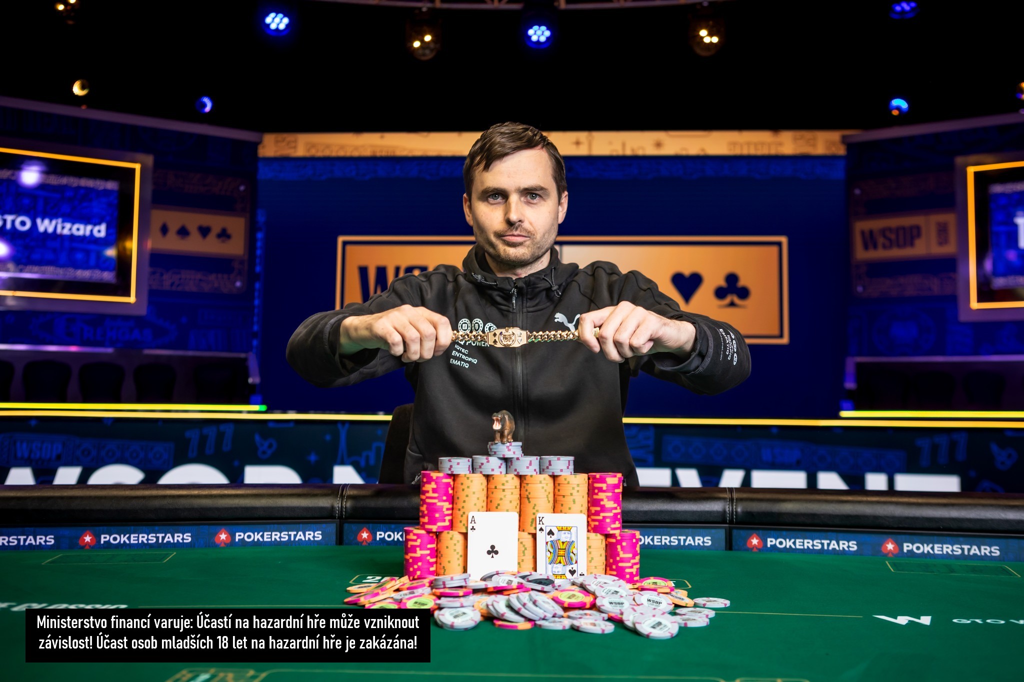 profesionální hráč pokeru Martin Kabrhel s náramkem z WSOP Las Vegas