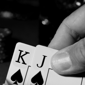 Poker strategie: Jak zahrát King-Jack suited na cash game?