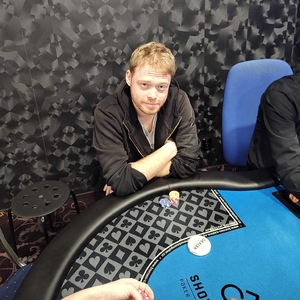 Herec Jiří Roskot podrtil poker turnaj PKO GTD 100.000 Kč v Showdownu! 
