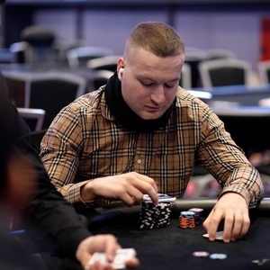 King's Casino: Dva čeští milionáři v GPM, Kolečkář celkovým chipleaderem!