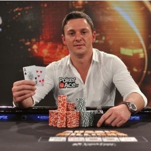 Sam 'Tricky' Trickett - mohl být fotbalovým profesionálem, nakonec se stal pokerovým milionářem Sam 'Tricky' Trickett - mohl být fotbalovým profesionálem, nakonec se stal pokerovým milionářem