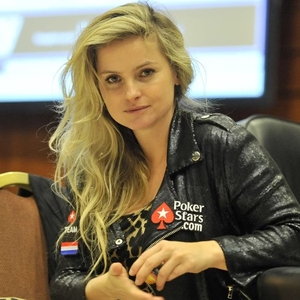 Fatima Moreira De Melo - zlatá hokejistka, zpěvačka, modelka a pokerová hráčka s výhrami $570.000 Fatima Moreira De Melo - zlatá hokejistka, zpěvačka, modelka a pokerová hráčka s výhrami $570.000