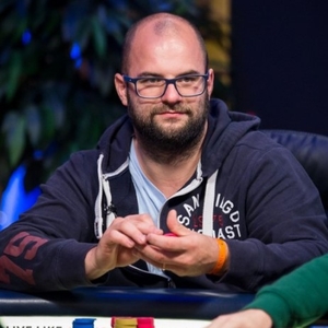 King's Resort Rozvadov: Druhým českým postupujícím v Main Eventu IPS je Josef Šnejberg King's Resort Rozvadov: Druhým českým postupujícím v Main Eventu IPS je Josef Šnejberg