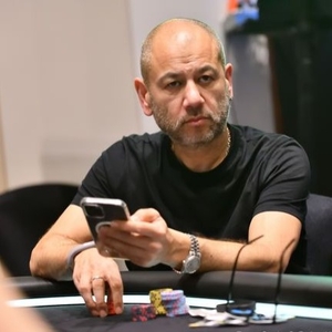 Pokerová etiketa v přímém přenosu - Rob Yong zahodil vítěznou handu a odmítl zisk potu! Pokerová etiketa v přímém přenosu - Rob Yong zahodil vítěznou handu a odmítl zisk potu!