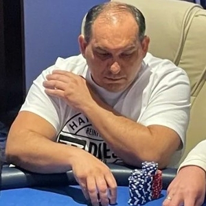 King's Resort: Početnou domácí skupinu v EPF Main Eventu vede do dne 3 chipleder turnaje Zdeněk Mital
