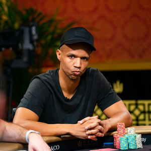 Triton Monte Negro: Phil Ivey out na bublině, 200K Invitational chipleaduje amatér!
