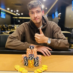 Showdown Poker Club: Pokerový turnaj Showdown Thursday o 500K dealnuli Krajda a Ševčík Showdown Poker Club: Pokerový turnaj Showdown Thursday o 500K dealnuli Krajda a Ševčík