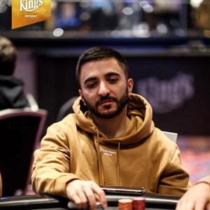 King's Resort EPM €2 Million Day 1C/1D. Nejvýš byl Roman Truxa, postoupil i Hovhannes Asatrjan 
