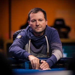 WSOPE: Odstartovaly boje o první dva náramky, první postupy obstarali Michal Mrakeš a Tomáš Hájek