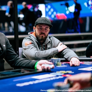 EPT Prague den 9: "Vocaas" si podmaňuje Main Event, Stazsko na shortu v 10 Game Mixu