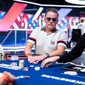 Na letišti zabíjel čas. O rok později sedí ve finále WSOP!