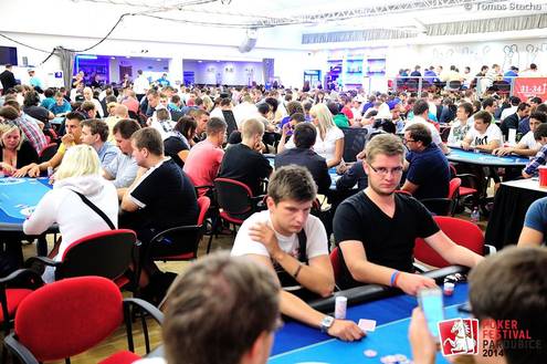 Zaplněný hrací sál Poker Festival Pardubice 2014