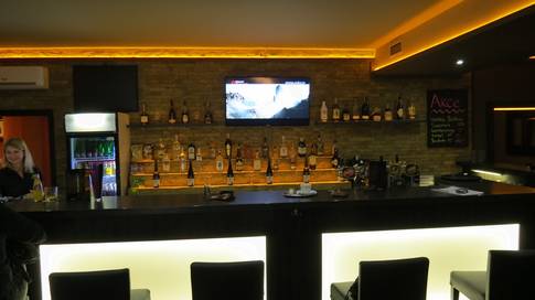 Bohatě z&aacute;soben&yacute; bar