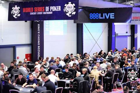 Tradiční obrázek - zaplněný poker room King's Tradiční obrázek - zaplněný poker room King's