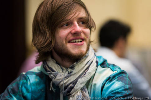 Charlie Carrel je chip leaderem fin&aacute;lov&eacute;ho stolu $100.000 Super High Roller