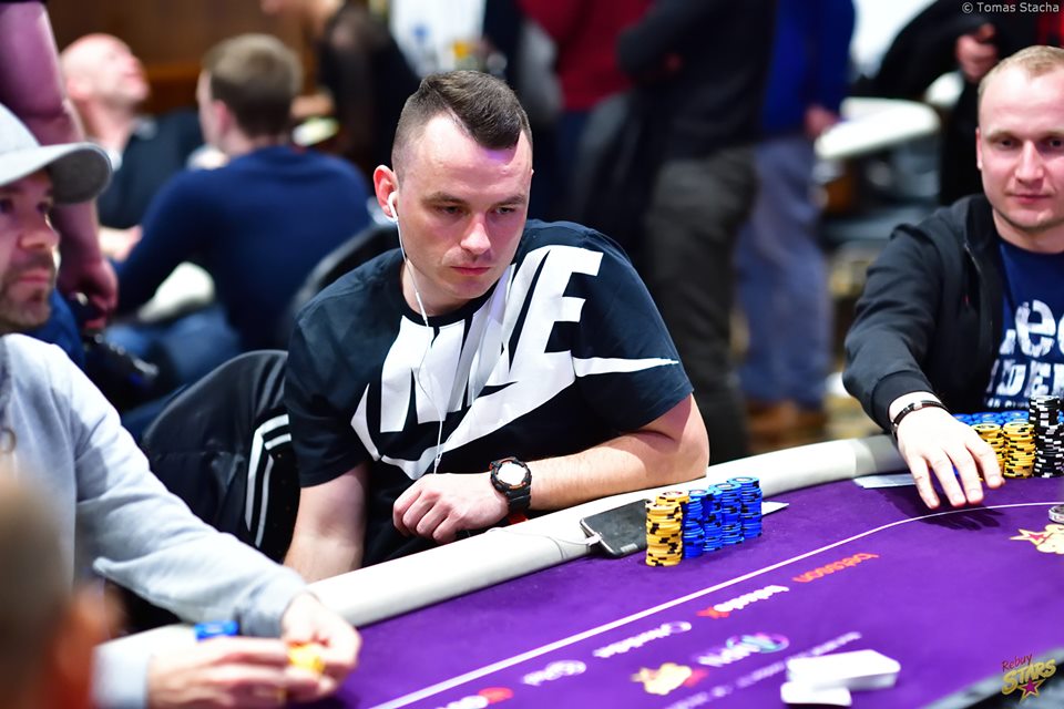 Čtyři Češi ve finále MPN Main Eventu, vítěz si ze Savarinu odnese 900.000 Kč Čtyři Češi ve finále MPN Main Eventu, vítěz si ze Savarinu odnese 900.000 Kč