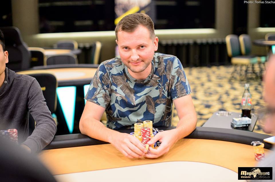 U stejného stolu. Michal Mrakeš a Stanislav Cifka ve 3. dni Monster Stacku U stejného stolu. Michal Mrakeš a Stanislav Cifka ve 3. dni Monster Stacku