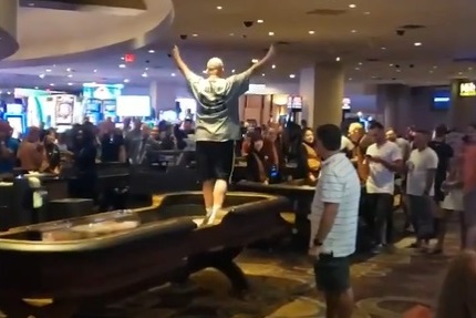 Pozor na slunce. Bizarní akce v Main Eventu, dva hráči diskvalifikováni Pozor na slunce. Bizarní akce v Main Eventu, dva hráči diskvalifikováni