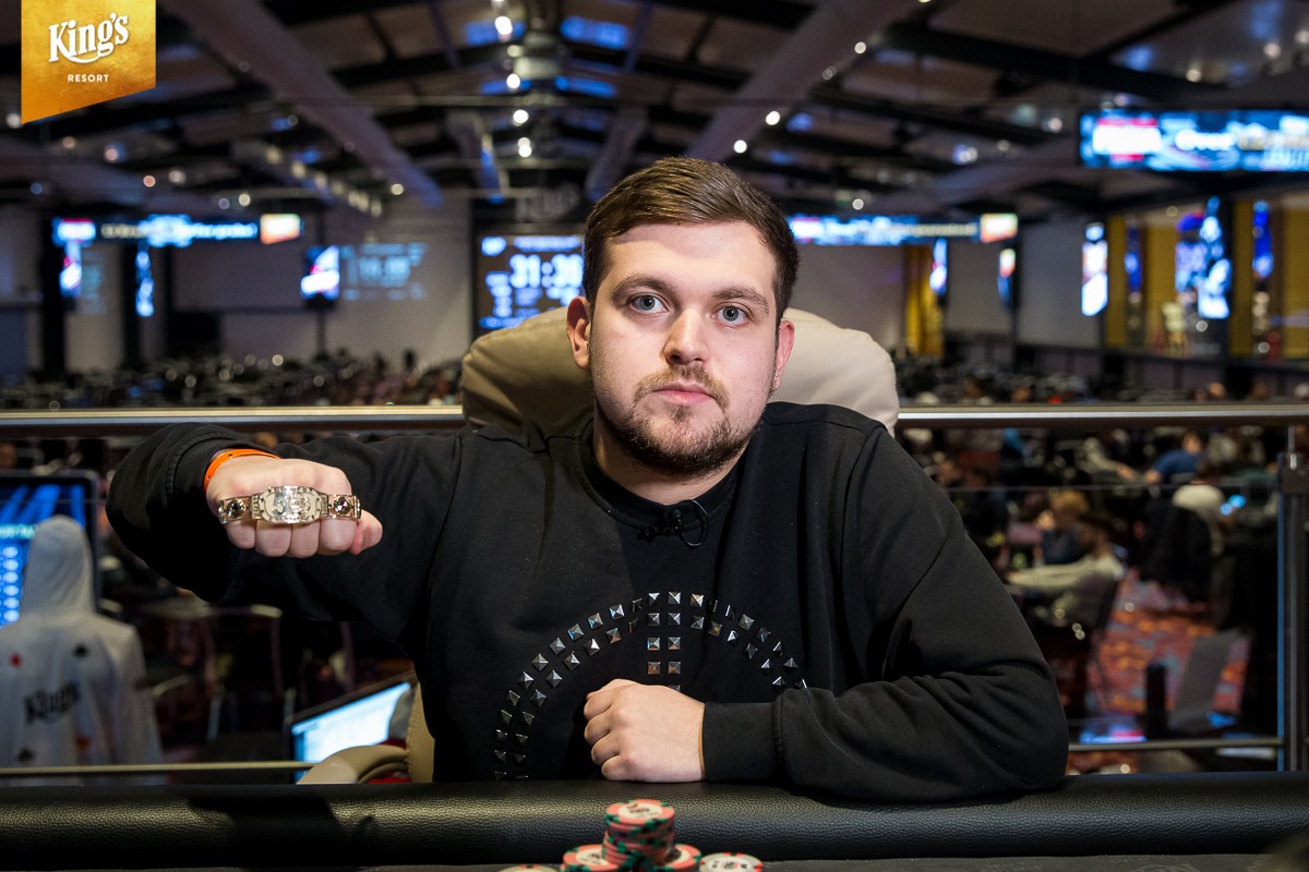 První náramek letošní WSOP Europe zdobí zápěstí Ukajince Renata Bohdanova První náramek letošní WSOP Europe zdobí zápěstí Ukajince Renata Bohdanova