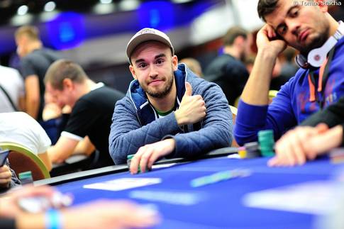 Online neděle: Vocaaas druhý v $215 Hotteru, Olli si zahrál finále i ve SCOOP Online neděle: Vocaaas druhý v $215 Hotteru, Olli si zahrál finále i ve SCOOP