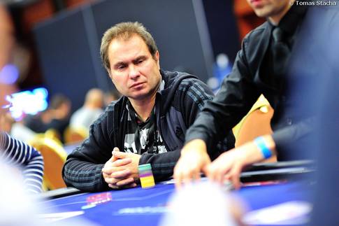 Druhý flight pražské EPT zdolala desítka Čechů, vede je Jarda Peter se 102 blindy Druhý flight pražské EPT zdolala desítka Čechů, vede je Jarda Peter se 102 blindy