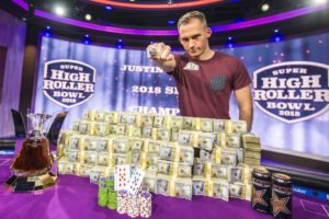 Zas o krok napřed. Justin Bonomo již potřetí vítězí v Super High Roller Bowlu Zas o krok napřed. Justin Bonomo již potřetí vítězí v Super High Roller Bowlu