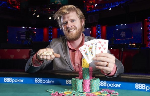 Jeden náramek z PLO8 už Nathan Gamble vlastnil, druhý přidal dnes Jeden náramek z PLO8 už Nathan Gamble vlastnil, druhý přidal dnes