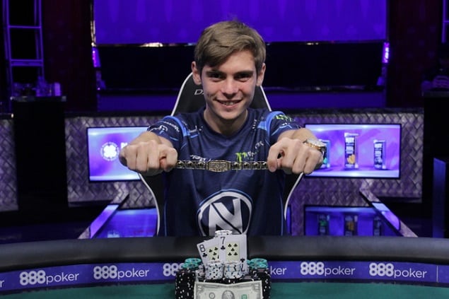 Náramek a mega pro Fedora, v závěru WSOP si podmanil $25k Heads-Up event Náramek a mega pro Fedora, v závěru WSOP si podmanil $25k Heads-Up event